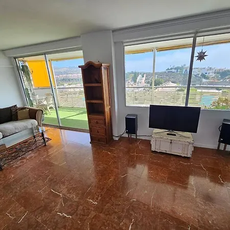 Torre Del Pez Apartment *